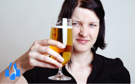Женщина отказывается от алкоголя